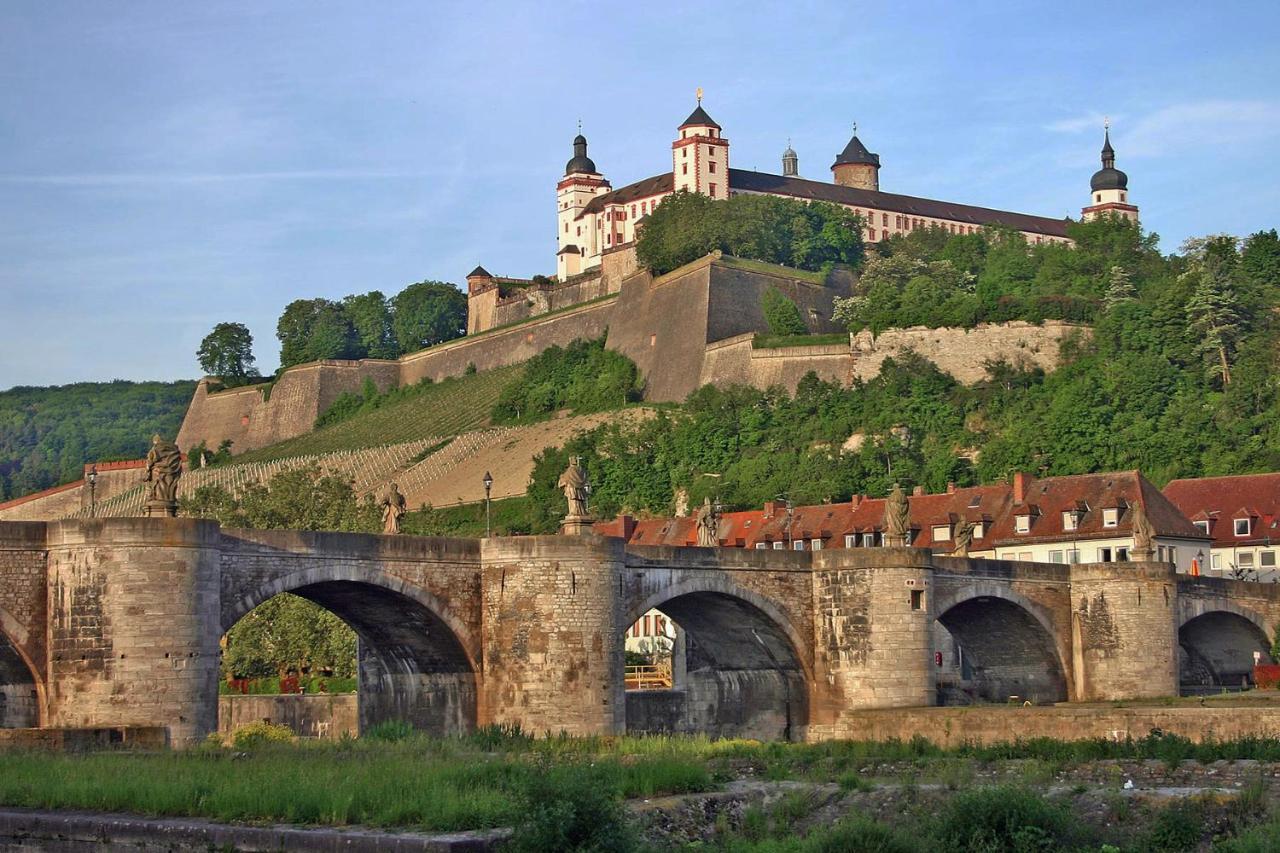 Xxx Fully Equipped Apartment Near Main Station! Würzburg Buitenkant foto